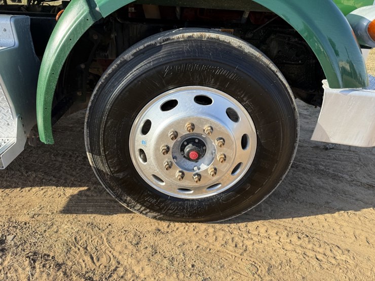 2021-peterbilt-367-image-13