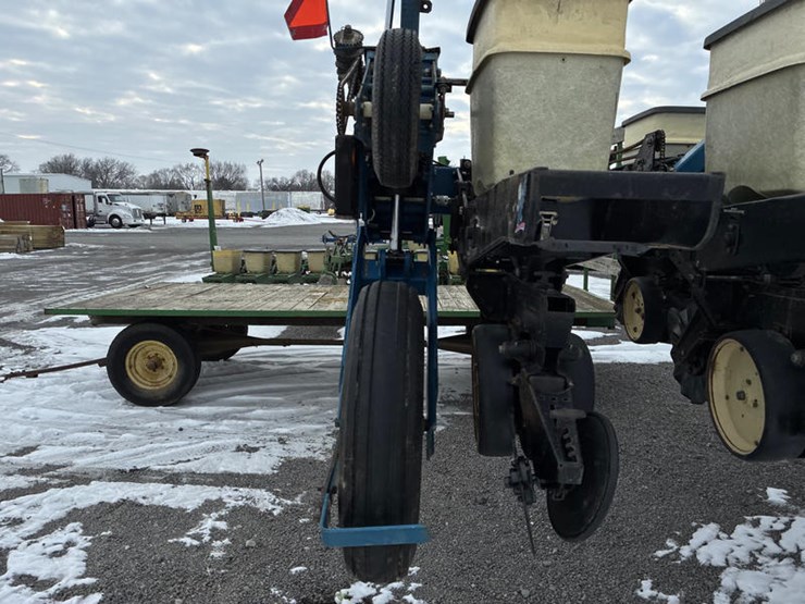 1997-kinze-2600-image-47