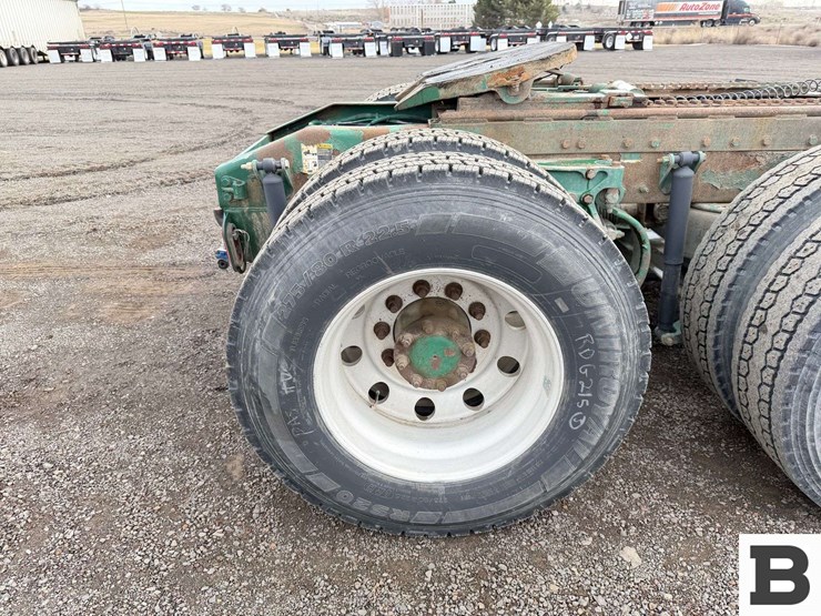 2009-peterbilt-384-image-30