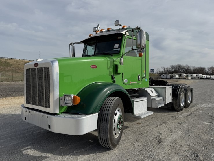 2021-peterbilt-367-image-1