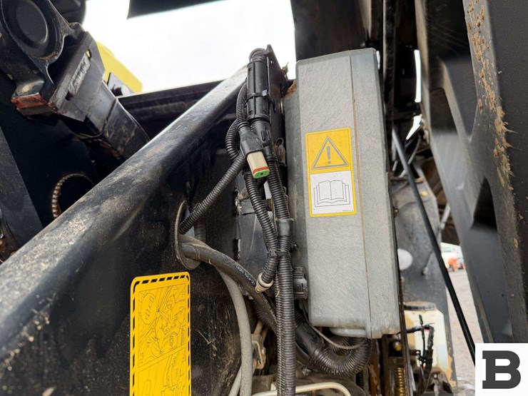 new-holland-340-image-23