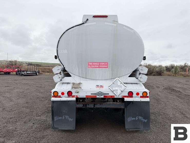 1993-beall-7400-gallon-3-compartment-pull-trailer-image-4