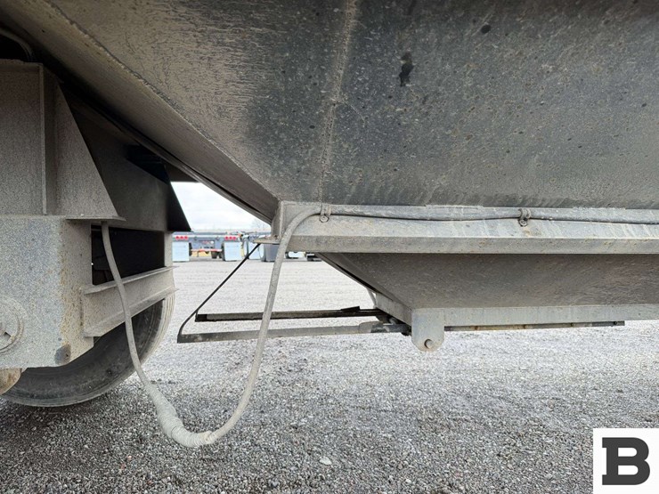 2000-neville-trailer-image-37