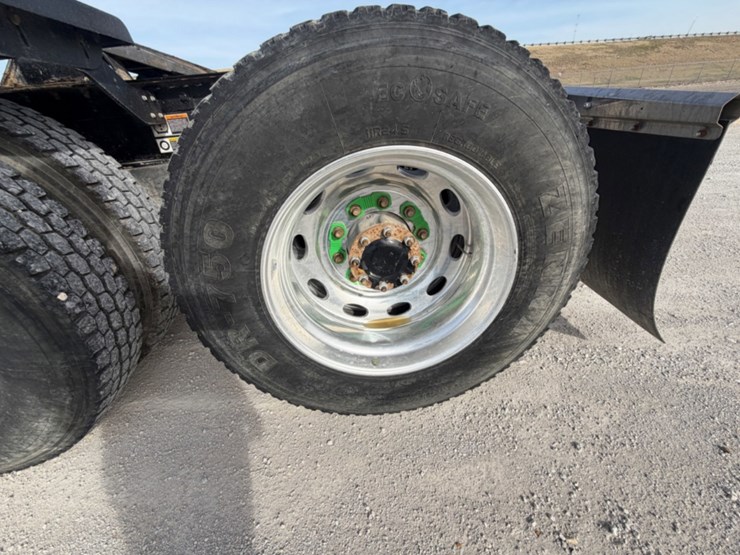 2021-peterbilt-367-image-10