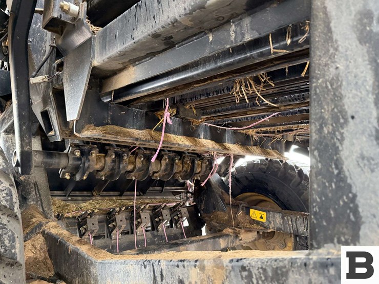 new-holland-340-image-36