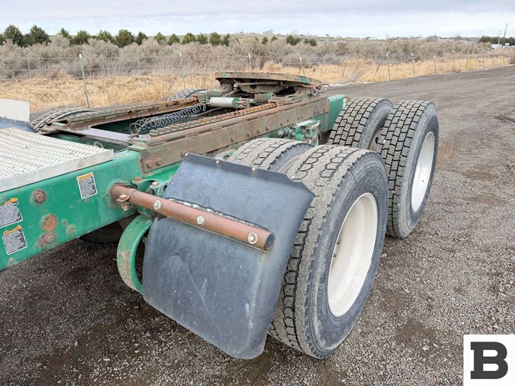2009-peterbilt-384-image-17