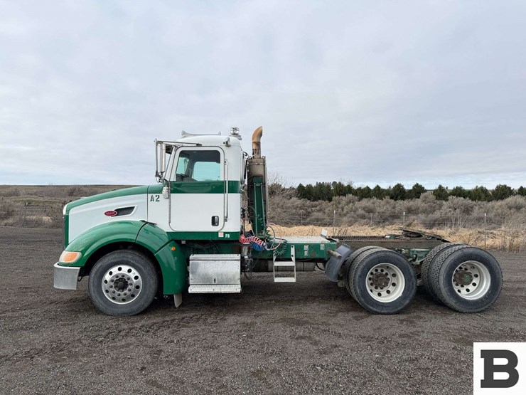 2009-peterbilt-384-image-3