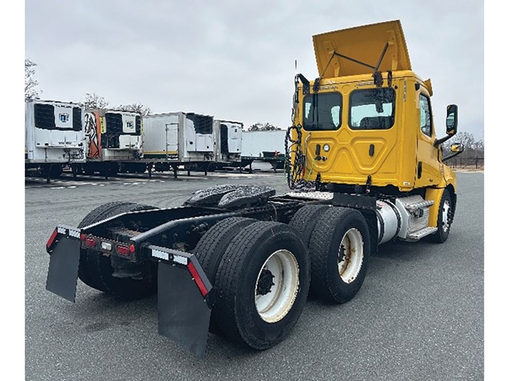 2019-freightliner-cascadia-126-image-2
