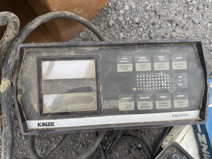 1997-kinze-2600-image-76