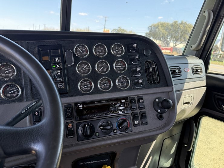 2021-peterbilt-367-image-13
