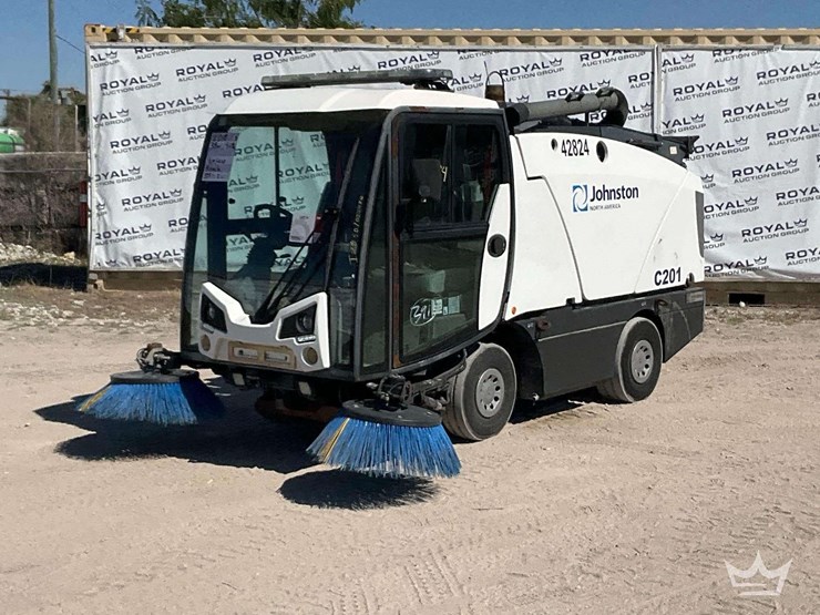 2018-johnston-c201-compact-street-sweeper-image-1