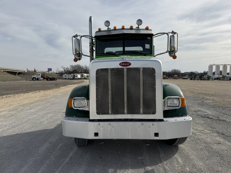 2021-peterbilt-367-image-2