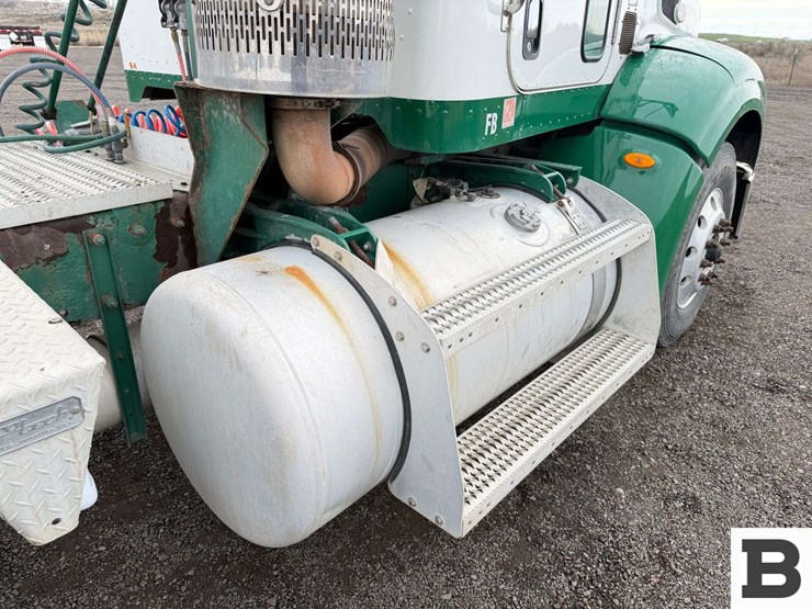 2009-peterbilt-384-image-32