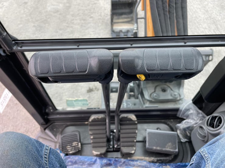 2024-case-cx30c-image-30