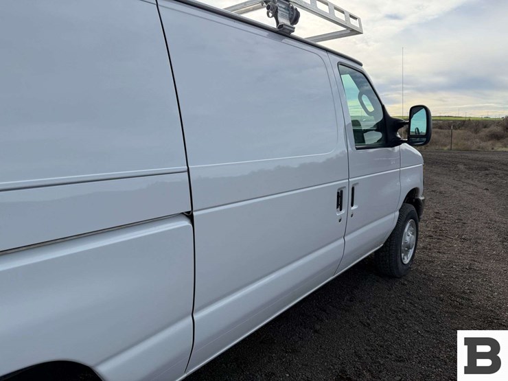 2010-ford-cargo-image-23