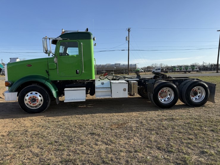 2021-peterbilt-367-image-11
