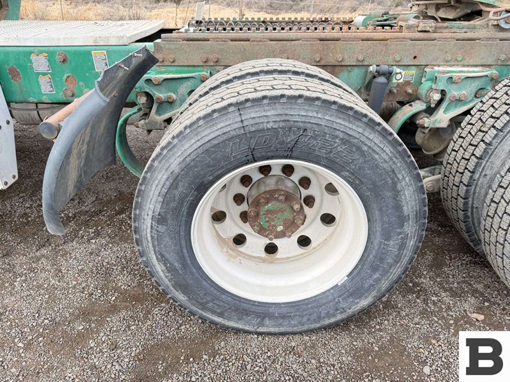 2009-peterbilt-384-image-18