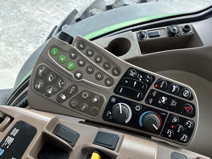 2012-john-deere-8260r-image-70