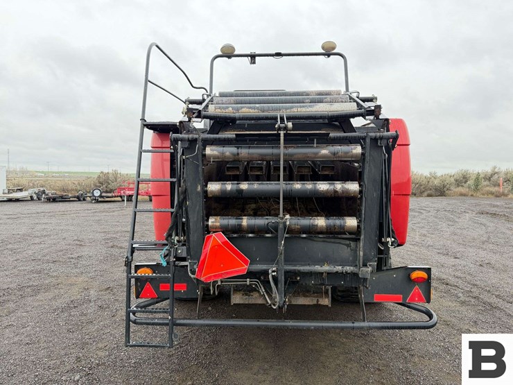 new-holland-340-image-4