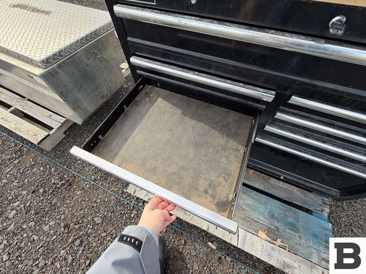 46"-9-drawer-mobile-workbench-image-7