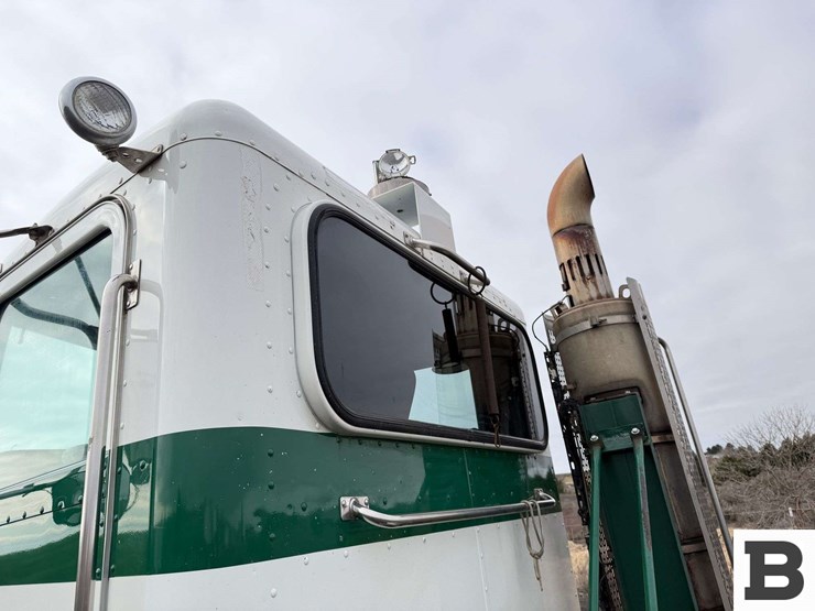 2009-peterbilt-384-image-16