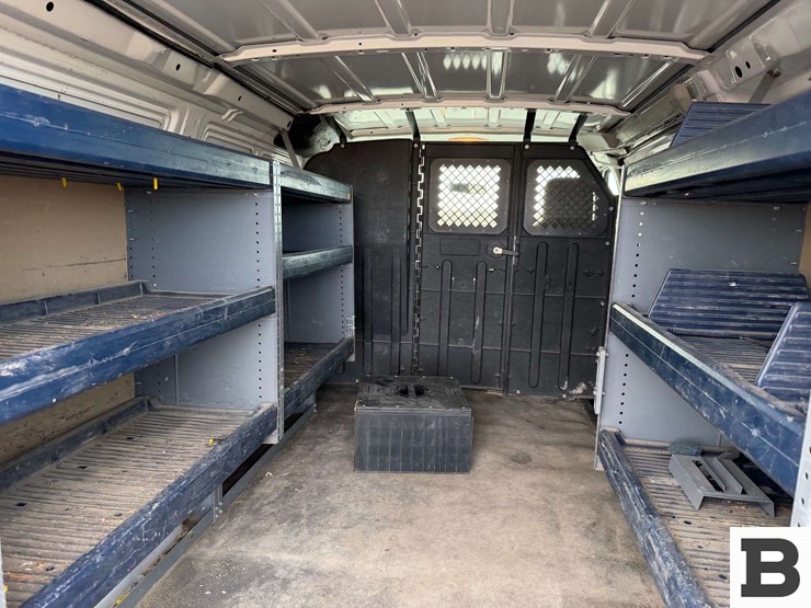 2010-ford-cargo-image-21