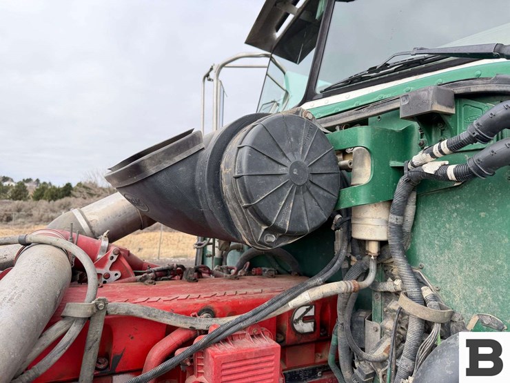 2009-peterbilt-384-image-36