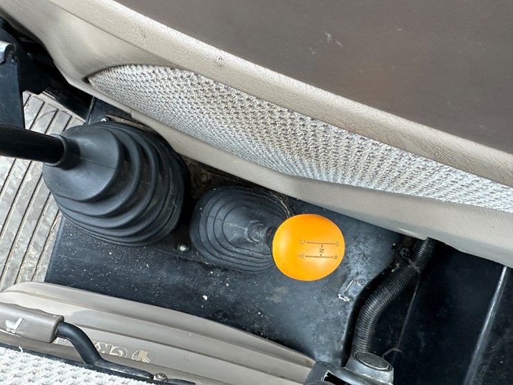 2011-john-deere-5090m-image-76