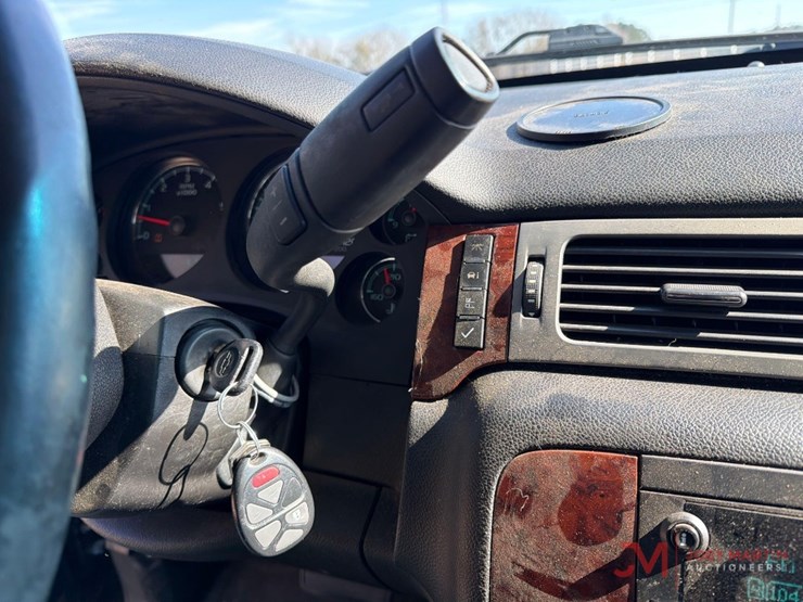 2013-chevrolet-suburban-image-22