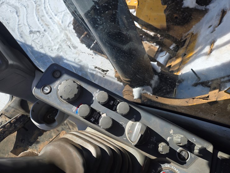 2016-deere-245g-lc-image-66