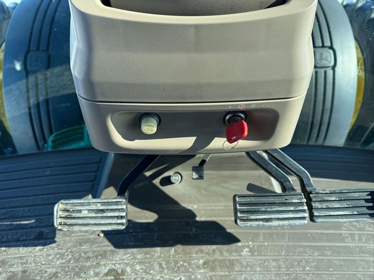 2012-john-deere-8310r-image-90