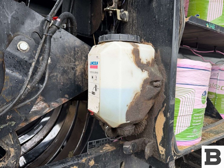 new-holland-340-image-27