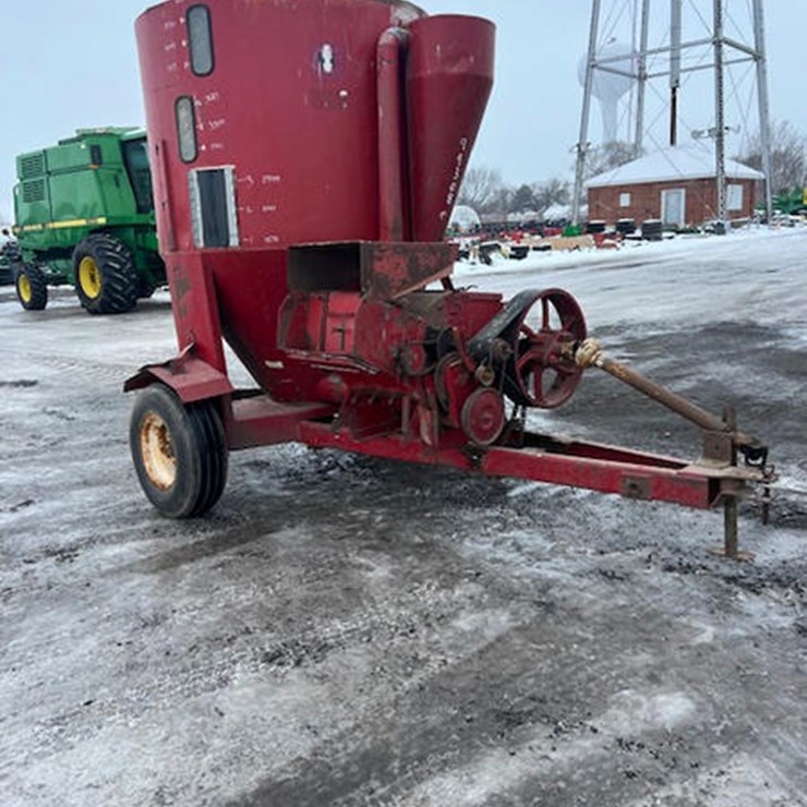 #114949 • IH 1150 FEED GRINDER
