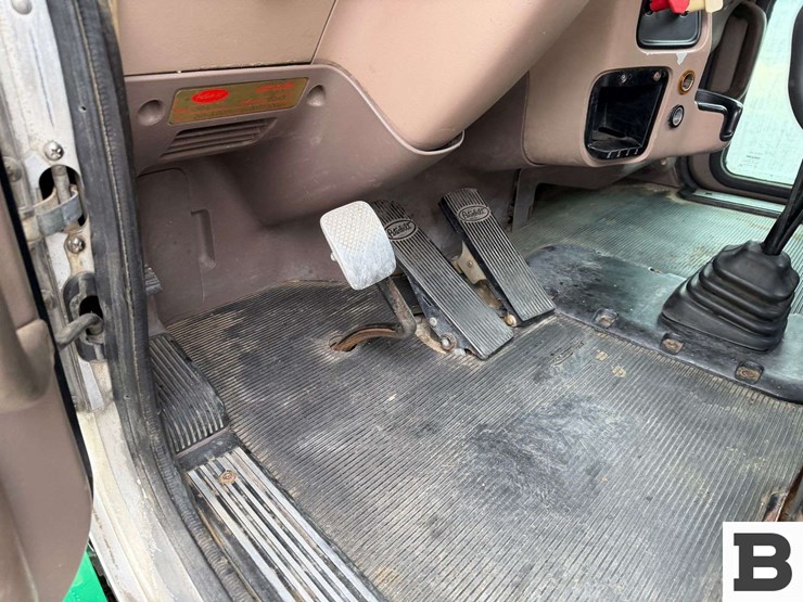 2009-peterbilt-384-image-48