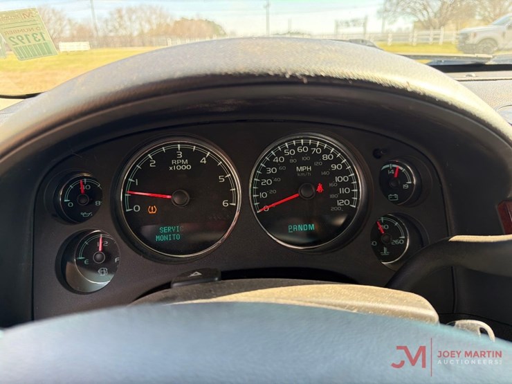 2013-chevrolet-suburban-image-23