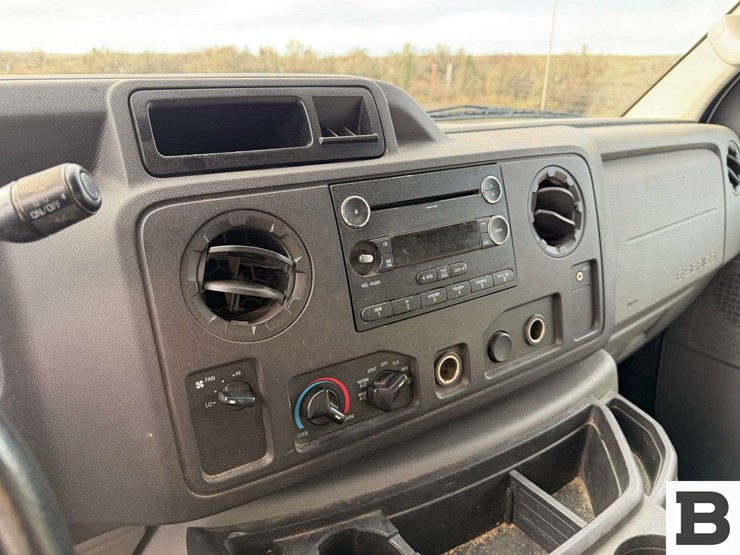 2010-ford-cargo-image-30