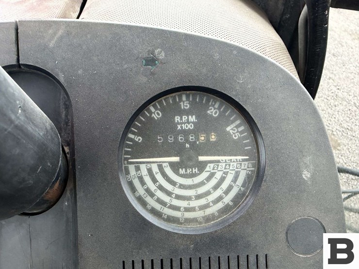 1983-john-deere-2350-image-68