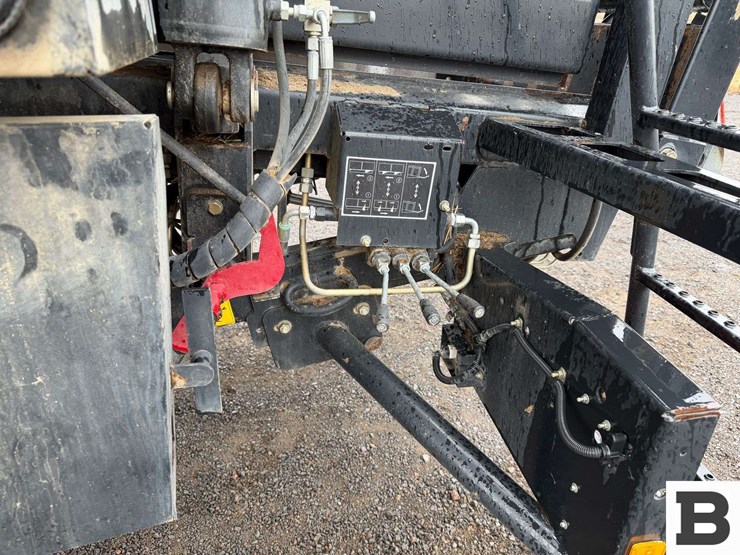 new-holland-340-image-34