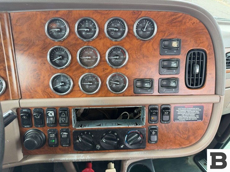 2009-peterbilt-384-image-54