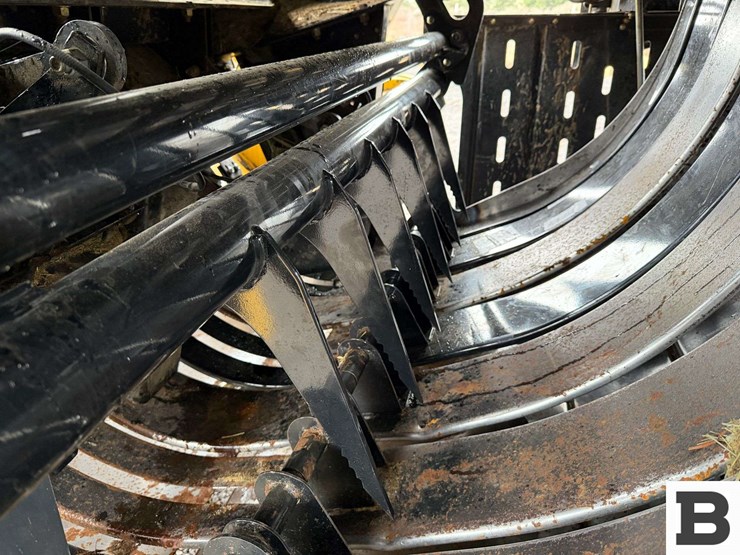 new-holland-340-image-31