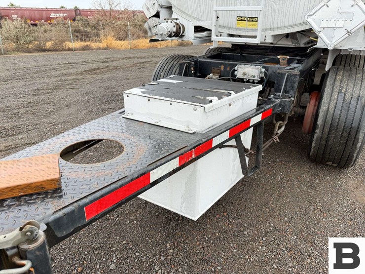 1993-beall-7400-gallon-3-compartment-pull-trailer-image-10