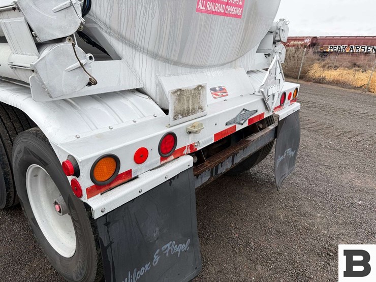 1993-beall-7400-gallon-3-compartment-pull-trailer-image-32