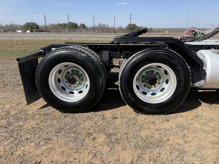 2021-peterbilt-367-image-18