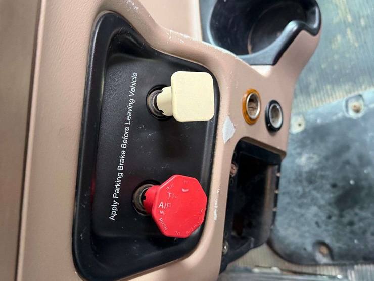 2009-peterbilt-384-image-53