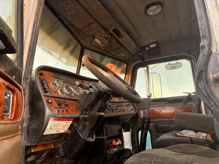 2001-peterbilt-378-image-11