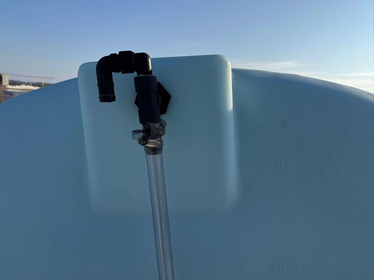 2610-gallon-center-drain-tank-poly-tank-image-5