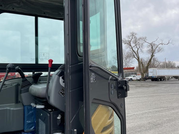 2024-case-cx30c-image-24