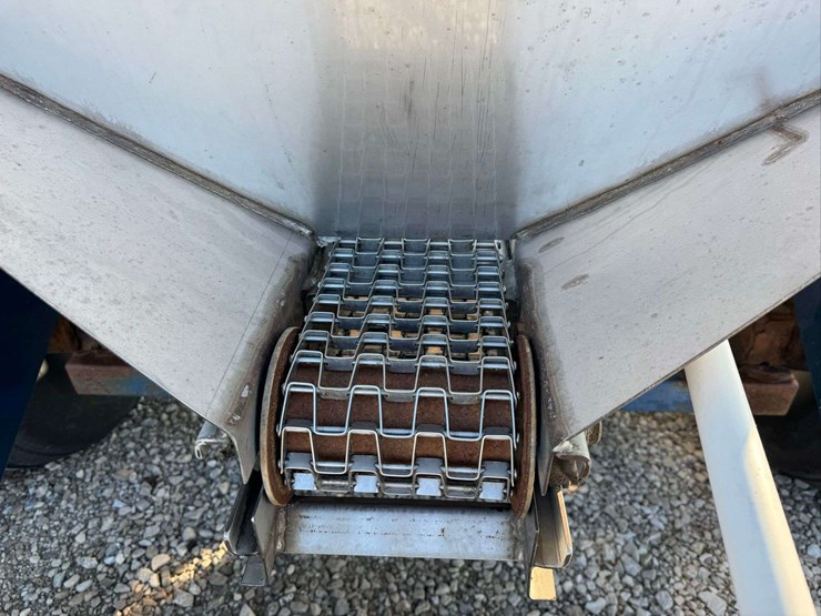 nc-8000.-pull-type-fertilizer-spreader.-8-ton-image-8