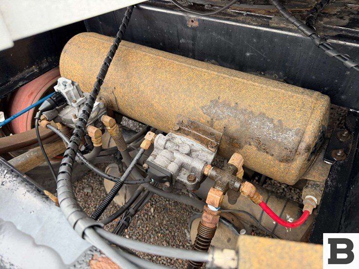 1993-beall-7400-gallon-3-compartment-pull-trailer-image-14