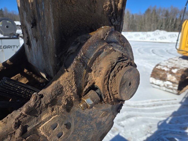 2016-deere-245g-lc-image-16